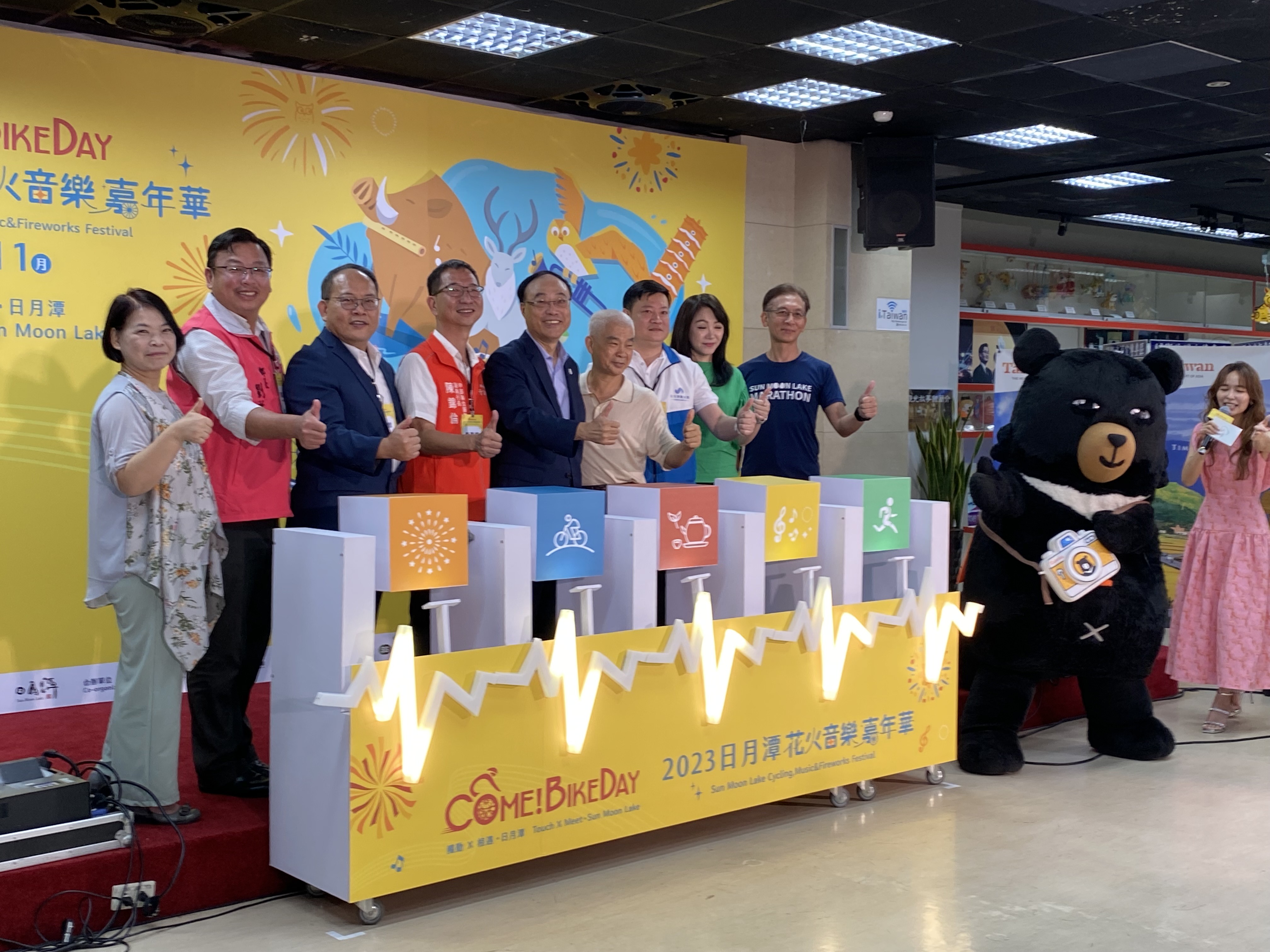 由觀光署日月潭國家風景區管理處主辦的「2023日月潭Come！BikeDay花火音樂嘉年華」將於10月5日到11月18日展開，甫接掌觀光署長的周永暉(中)也出席力挺。(吳琍君 攝)