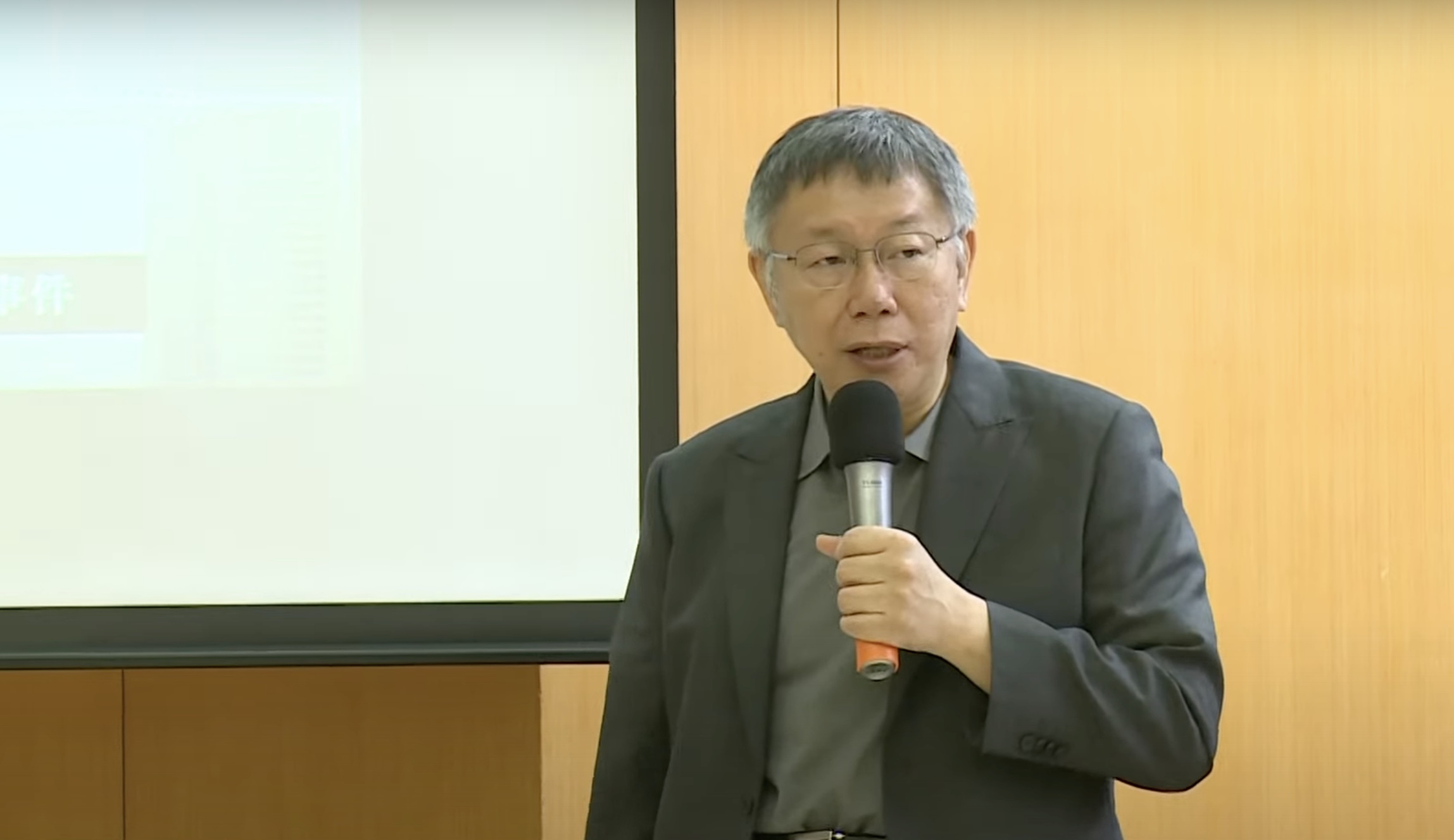 民眾黨主席、總統參選人柯文哲21日在長照政見記者會中，接受媒體聯訪。(林詠青 攝)