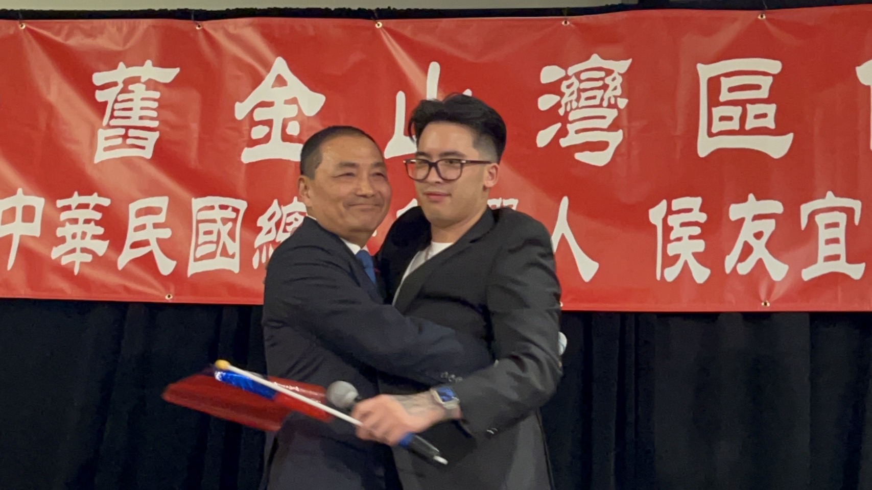 國民黨總統參選人侯友宜，在美西時間20日晚間參加僑宴，和南非武官之子查克Zach溫馨相擁。(趙婉淳攝)