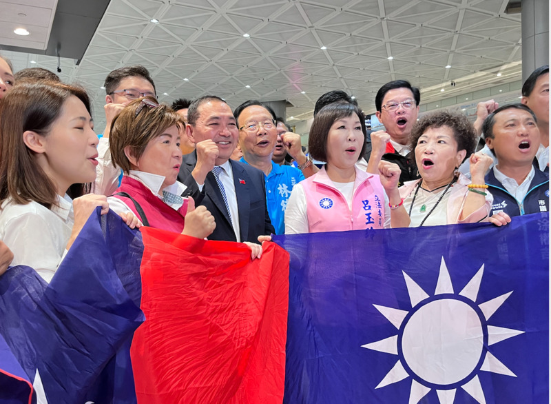 國民黨總統參選人侯友宜（前左3）結束訪美行返國，受到國民黨員接機歡迎。(圖：中央社)