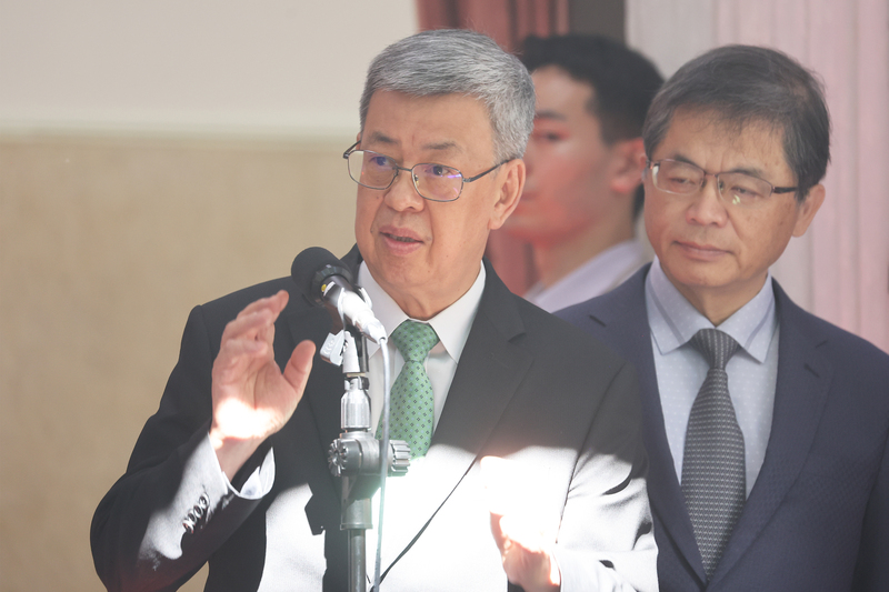 行政院長陳建仁（前左）回應馬英九不滿英文用詞拒出席國慶時表示，這幾年國慶活動英文都用Taiwan National Day。資料照片。(圖：中央社)