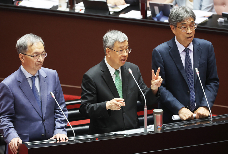 立法院第10屆第8會期22日上午開議，立法院會邀請行政院長陳建仁(中)、農業部代理部長陳駿季(右)與衛福部長薛瑞元(左)等官員列席備詢。 (圖：中央社)