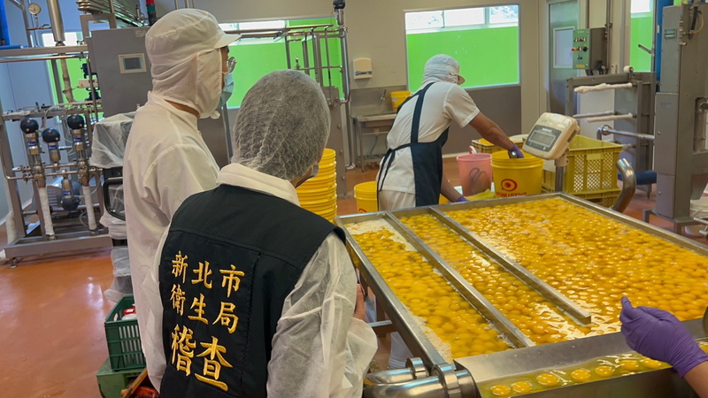 食藥署對59家液蛋業者進行查核，其中2家作業環境不佳，另查獲2件產品標示違規。(圖：中央社)