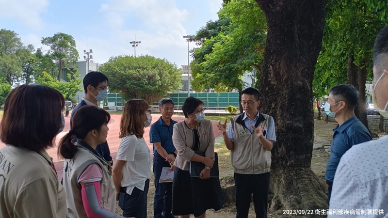 疾病管制署副署長羅一鈞(右3)24日表示，近日本土登革熱疫情有緩和趨勢，未來1週將是關鍵期。圖為羅一鈞日前巡檢校園等地。(疾管署提供/圖：中央社)