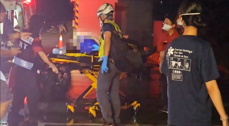 明揚國際公司位於屏東的工廠22日發生火警爆炸意外，造成嚴重傷亡，消防局獲報馳援，將傷者救出送醫。（民眾提供） (圖：中央社)