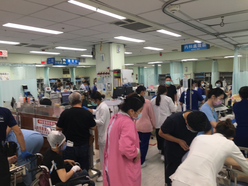 屏東科技園區內1家工廠22日晚間發生嚴重火警，消防員獲報馳援，現場卻因不明原因發生爆炸，造成5名消防員受傷，其中1名送醫搶救不治，另有多人送醫。(圖：中央社)