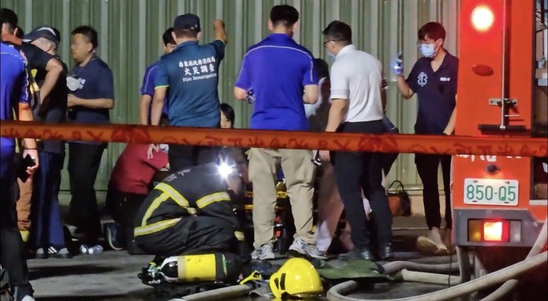 屏東科技產業園區一家工廠22日下午5時許發生火警，由於現場情況危急，傷患救出後由現場人員進行初步治療。 (圖：中央社)