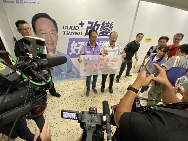 鴻海集團創辦人郭台銘展開連署至今將近兩個禮拜，外界好奇目前已累積多少連署份數。圖為郭台銘(中左)日前走訪新北中和區的連署站，吸引附近居民合影。(資料照/圖：中央社)