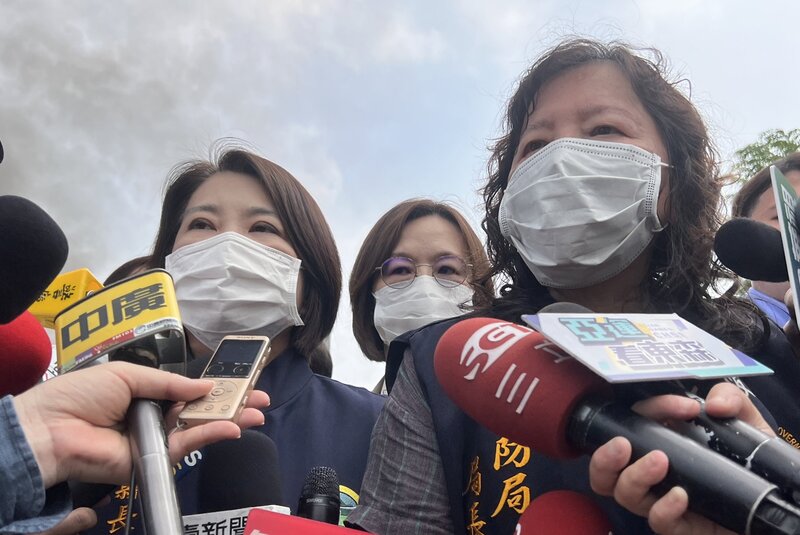 屏東縣長周春米(左)指示全力協助處理後事，由消防局籌備成立治喪委員會；對於家屬希望入祀忠烈祠，也指示民政處協助申請。(圖：中央社)