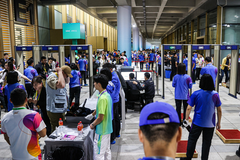 第19屆亞洲運動會23日晚間將在中國杭州舉行開幕典禮，會場採高規格維安，從主新聞中心（MPC）搭乘接駁車到入場前需經層層安檢，現場設立金屬探測門與X光安檢機等，工作人員嚴格執行安檢程序。 (圖：中央社)