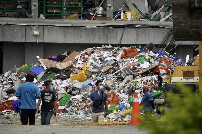 屏東科技產業園區明揚國際科技股份有限公司廠房22日大火爆炸，目前累計9死，尚有1名員工下落不明。(圖：中央社)