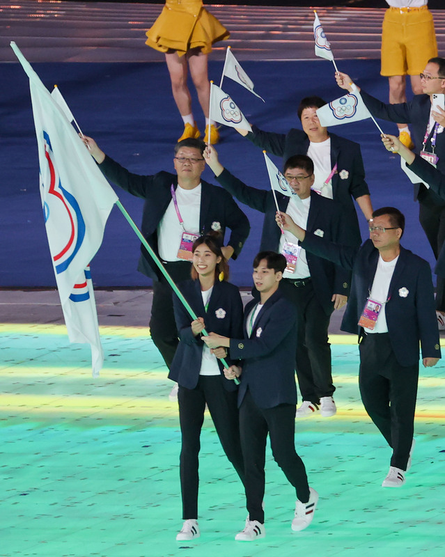 杭州亞運23日晚間盛大舉辦開幕典禮，台灣代表團由總領隊蔡家福率118人出席，其中代表隊成員共72人，掌旗官則由游泳好手王冠閎（前右）、跆拳道好手羅嘉翎（前左）擔任。 (圖：中央社)