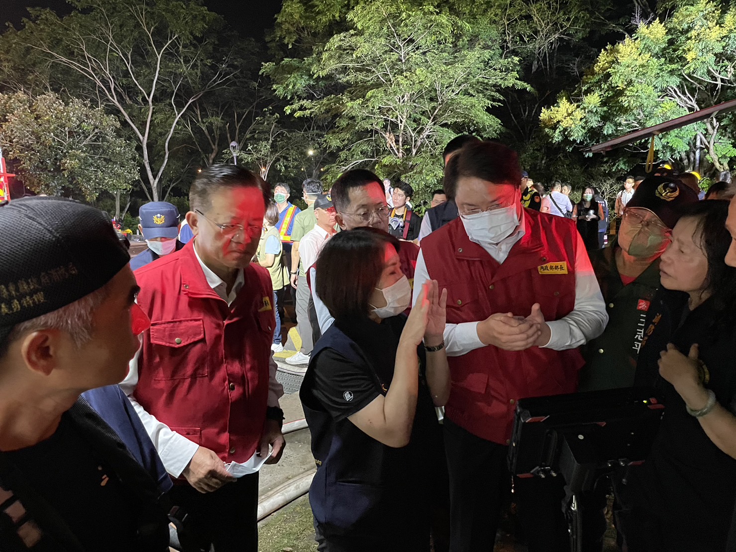 屏東縣工廠22日晚間發生大火，內政部長林右昌趕赴屏東了解現場狀況。(消防署提供)