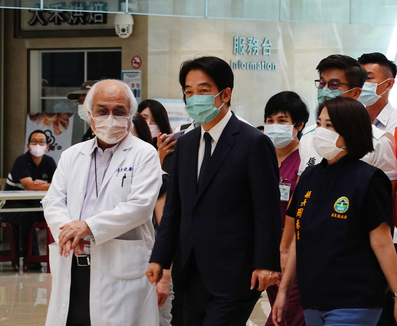 屏東科技產業園區明揚國際科技股份有限公司廠房爆炸意外，副總統賴清德（前中）24日南下到屏東榮民總醫院探視傷者，希望傷患能早日康復。(圖：中央社)