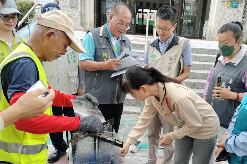 圖為疾病管制署副署長羅一鈞（後右2）2023年9月24日前往台南金華公園，視察防疫清潔日活動並向參與志工致意。（資料照片/ 台南市衛生局提供） (圖：中央社)