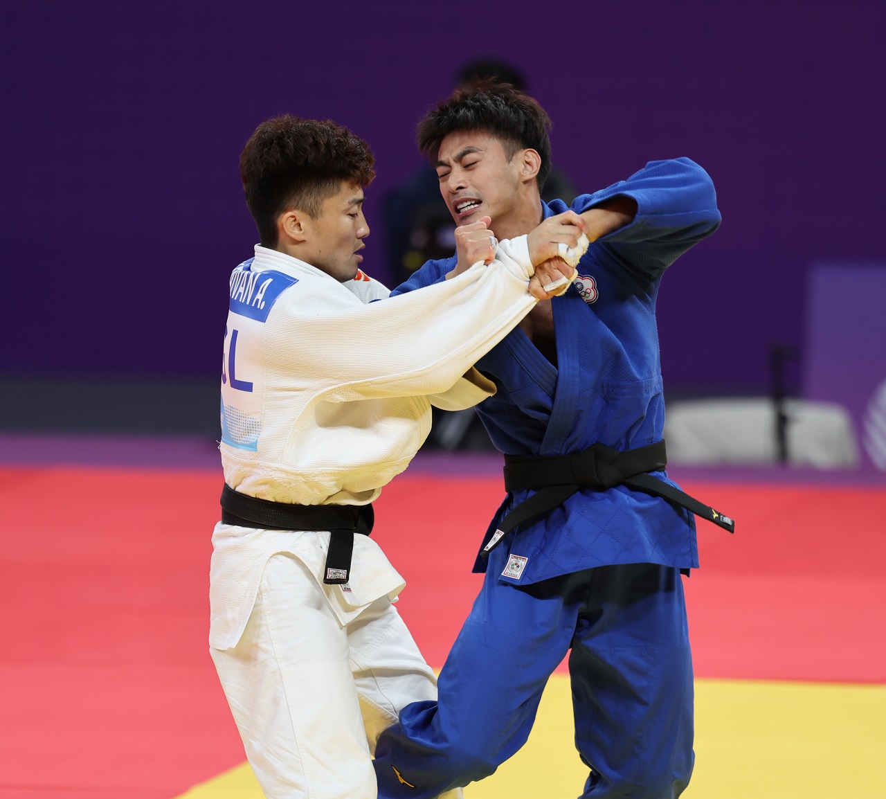 楊勇緯在杭州亞運男子柔道60公斤級4強賽擊退蒙古選手阿倫包勒德，闖進決賽，將尋求隊史首金。(中華奧會提供)