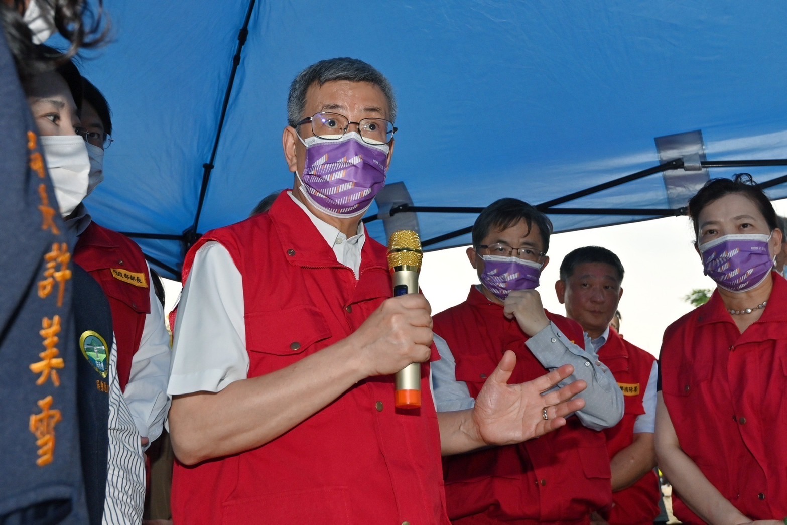 行政院長陳建仁及經濟部長王美花23日到醫院關心勞工及屏東分處員工受傷情況，隨後到火災現場了解後，責成分處成立協調平台，協調廠商處理災後事宜。(圖：行政院)