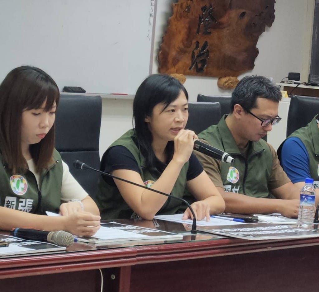 新北市議會民進黨團總召鄭宇恩率黨團成員舉行記者會，批評市長侯友宜開議前請假投入大選，是逃避議會監督。(圖：鄭宇恩臉書)