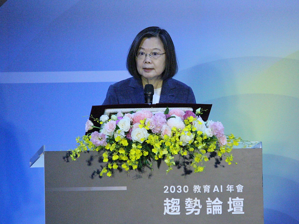 蔡英文總統24日出席「2023年教育AI年會」時表示，教育值得花一輩子時間投入，政府將持續與民間、企業跨界攜手合作，創造更豐富數位學習內容 (央廣記者王照坤 攝)