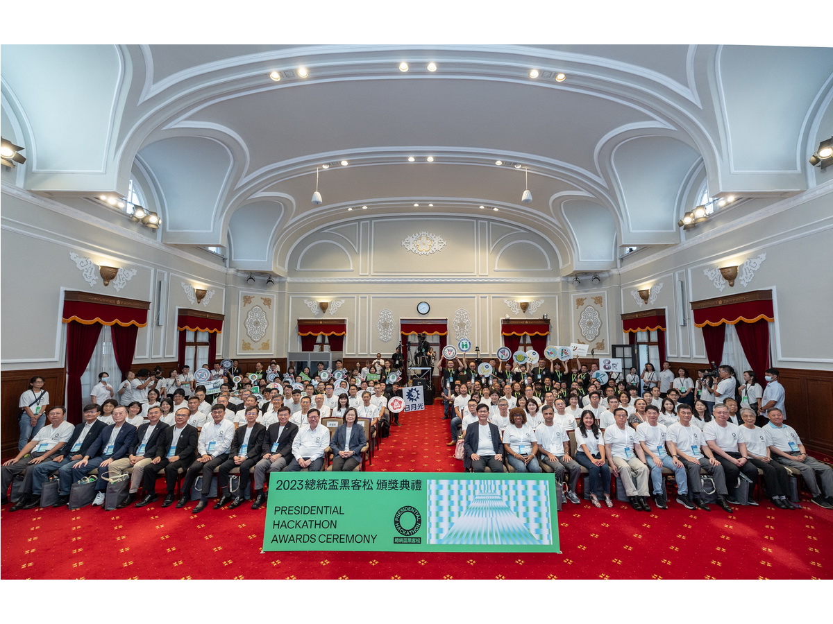 蔡英文總統24日出席「2023總統盃黑客松頒獎典禮」，肯定獲獎團隊發揮黑客松解決問題的精神 (總統府提供)