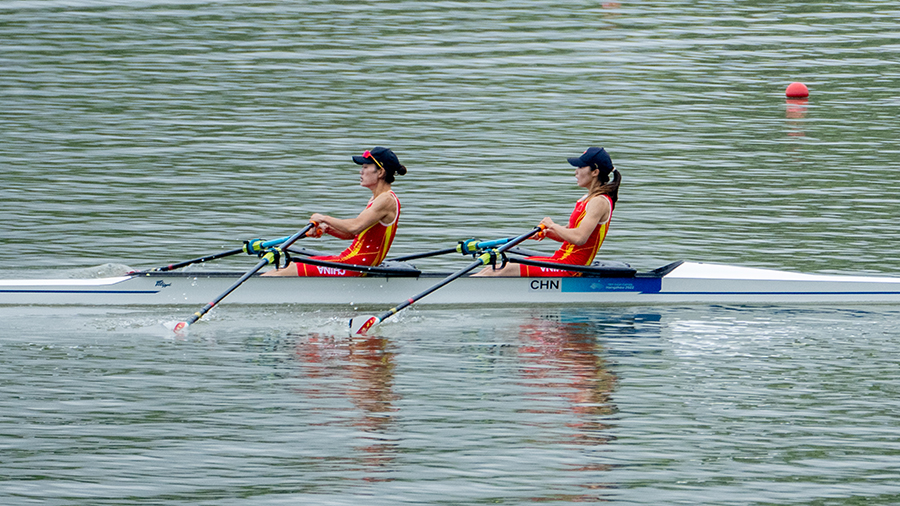 中國隊鄒佳琪與邱秀萍24日在女子輕量級雙人雙槳決賽中，拿下本屆杭州亞運的首面金牌。(圖：杭州亞運官網)