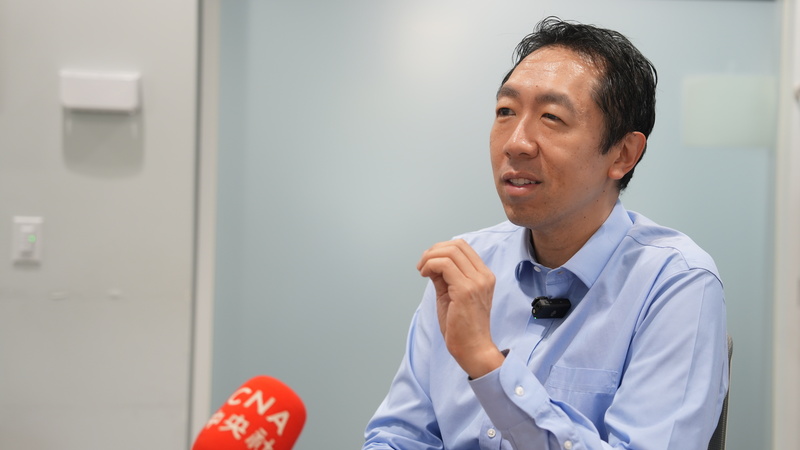吳恩達（圖）疫情後再度訪問台灣，將與數位發展部長唐鳳對談，他告訴中央社，期盼在AI起飛的時代，與台灣產業界和學術界建立更緊密的聯繫，「共同發掘AI在各項應用上更多的可能性」。 (圖：中央社)