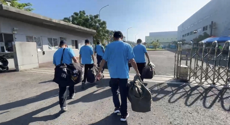 屏東科技產業園區明揚國際科技股份有限公司廠房爆炸意外，搜救行動25日進入第4天，尚有1名員工失聯，上午有多名義消主動投入搜救工作。（民眾提供） (圖：中央社)