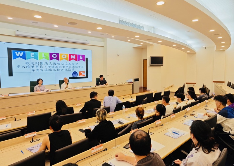 海基會董事長李大維（台上中坐者）25日在金門大學與10餘名陸生座談，聽取求學心得與反應相關需求。（海基會提供） (圖：中央社)