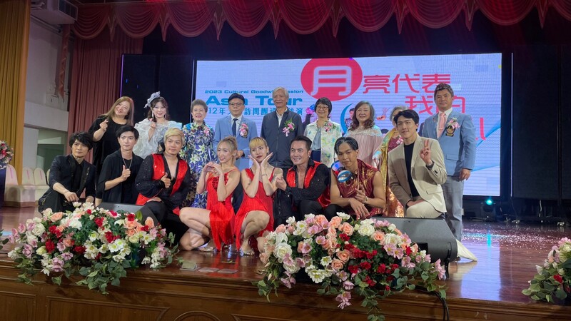 為了歡慶中秋節，僑委會派出文化訪問團造訪新南向國家，23日來到泰國曼谷，文化表演節目主題為「月亮代表我的心」，內容深具台灣多元文化特色。（駐泰代表處僑務組提供） (圖：中央社)