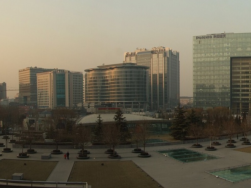 北京市科技業及創業者雲集的中關村，不少業者因為財務不繼而結束營業，許多辦公室及店面人去樓空，呈現一片冷清。(圖：維基百科)