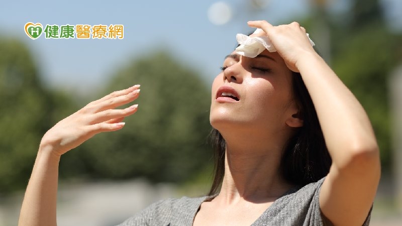 民眾若有服用利尿劑、抗精神病藥劑、抗組織胺、抗乙醯膽鹼等藥物，在高溫天熱中，應牢記4招預防熱傷害。(圖：健康醫療網 提供)