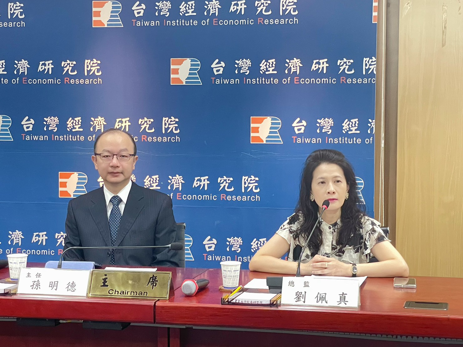 台經院景氣預測中心主任孫明德與台經院產經資料庫總監劉佩真分析最新景氣動向報告。(台經院提供)