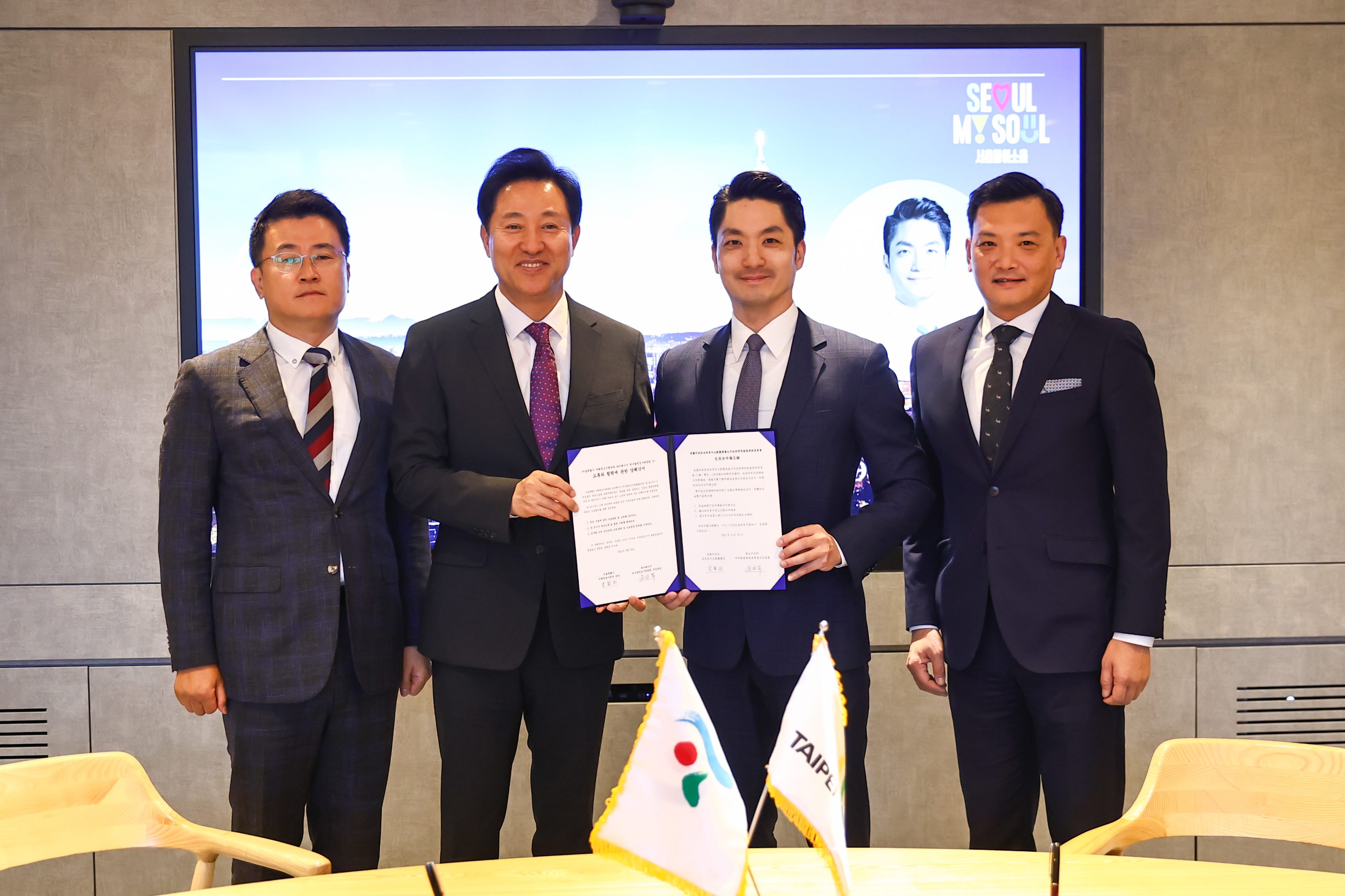 台北市長蔣萬安25日上午先拜會首爾市長吳世勳，見證北市府研考會與首爾市未來青年企劃團簽署合作備忘錄（MOU）。(圖:北市府)