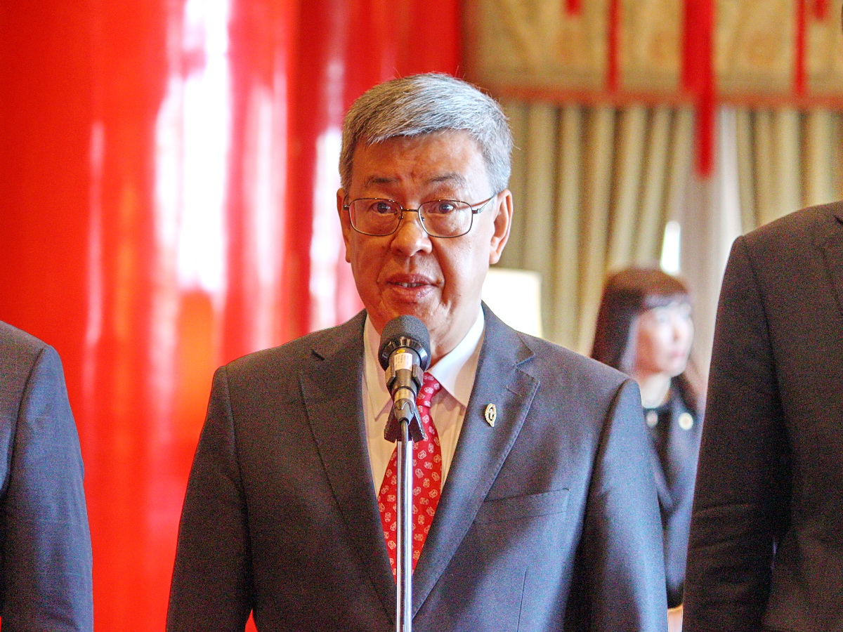 針對消防員籌組工會議題，行政院長陳建仁25日受訪表示，會審慎考慮，但由於消防員是公務人員，所以行政院會與考試院持續協商，提供最好政策方案 (央廣記者王照坤 攝)