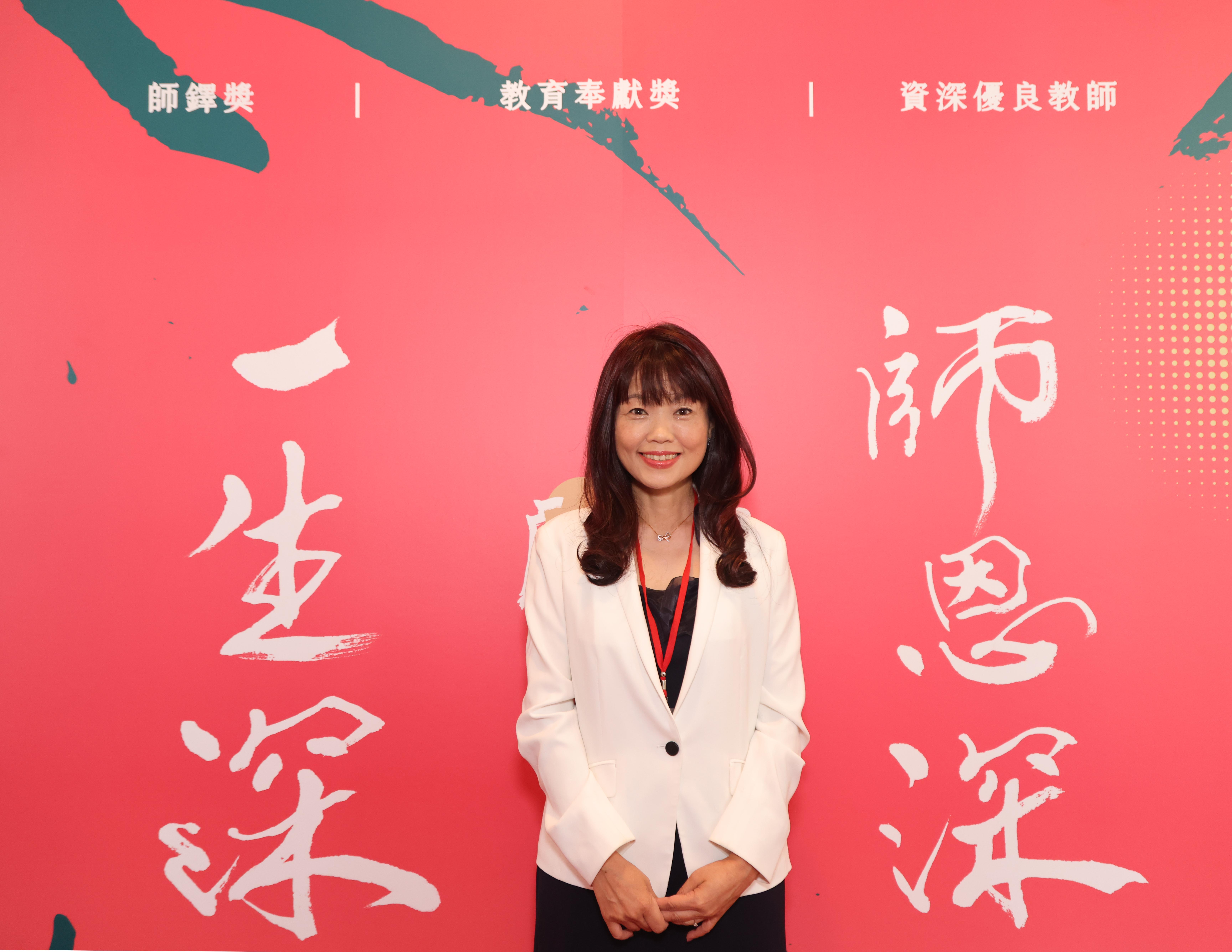 一年一度的師鐸獎表揚大會今天(25日)在台北陽明山中山樓隆重舉行，前任新北市福和國中校長、現任新北市中山國中校長范筱蓉榮獲師鐸獎。(圖:教育部)