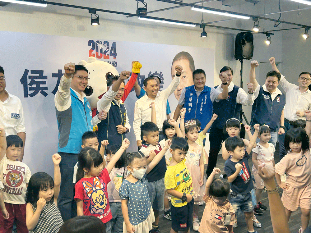 國民黨總統參選人侯友宜今天(25日)公布解決少子化的政策。(趙婉淳 攝)