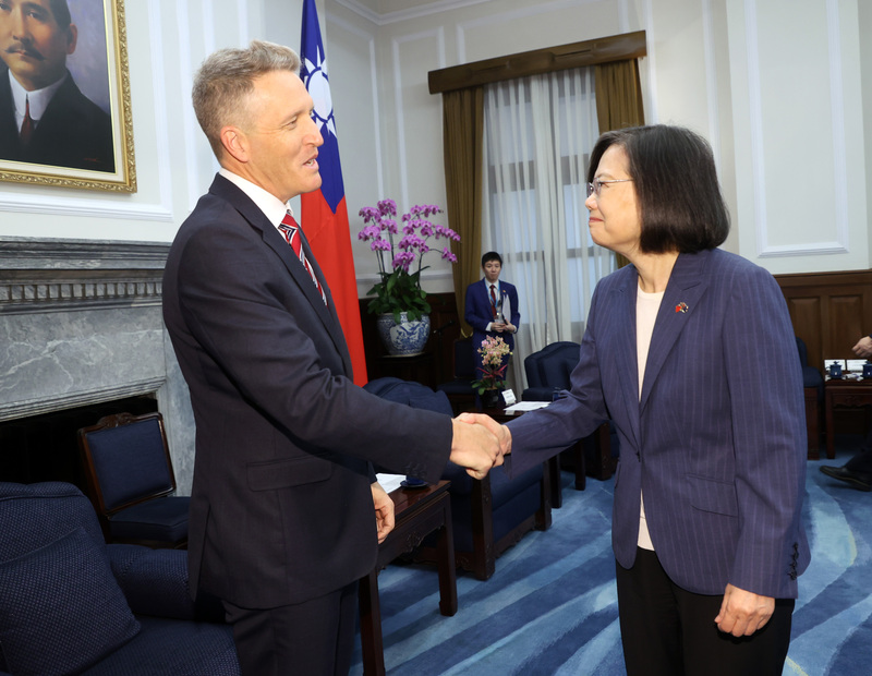 總統蔡英文（右）26日在總統府接見澳洲國會跨黨派參眾議員訪問團，與率團來訪的澳洲聯邦國會眾議員威爾森（Josh Wilson）（左）握手致意。 (圖：中央社)