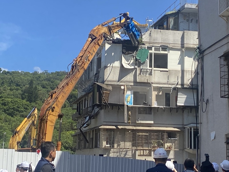 基泰建設施工不當造成北市大直街民宅下陷，台北市政府26日上午執行拆除作業，預計10天內拆除完成。 (圖：中央社)
