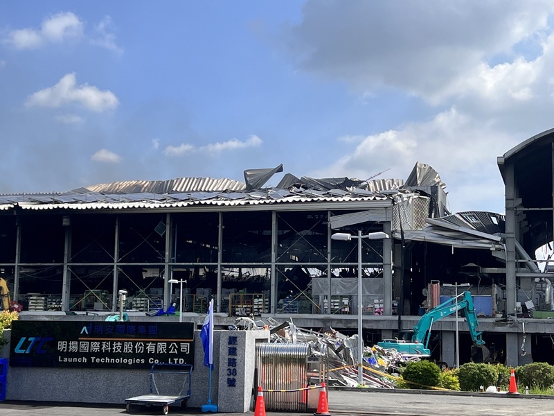 屏東明揚工廠爆炸意外釀重大死傷，26日持續搜救行動，由於現場出現悶燒狀況，不時有黑煙竄出，現場有消防員因吸入過多一氧化碳，身體不適就醫。 (圖：中央社)