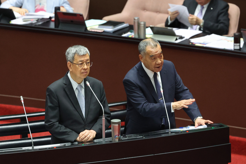 立法院26日邀請行政院長陳建仁（左）率同各部會首長列席，進行施政報告並備質詢，圖為陳建仁與國防部長邱國正（右）同台備詢。 (圖：中央社)