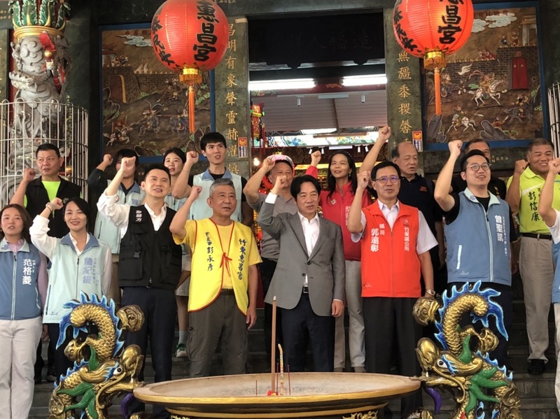 民進黨主席暨總統參選人賴清德（前右3）26日由竹北市長鄭朝方（前左3）等人陪同，前往新竹縣竹東鎮惠昌宮參拜，賴清德表示，新竹縣人口相對年輕，城市發展潛力大，也代表各項建設迫切待推動。(圖：中央社)