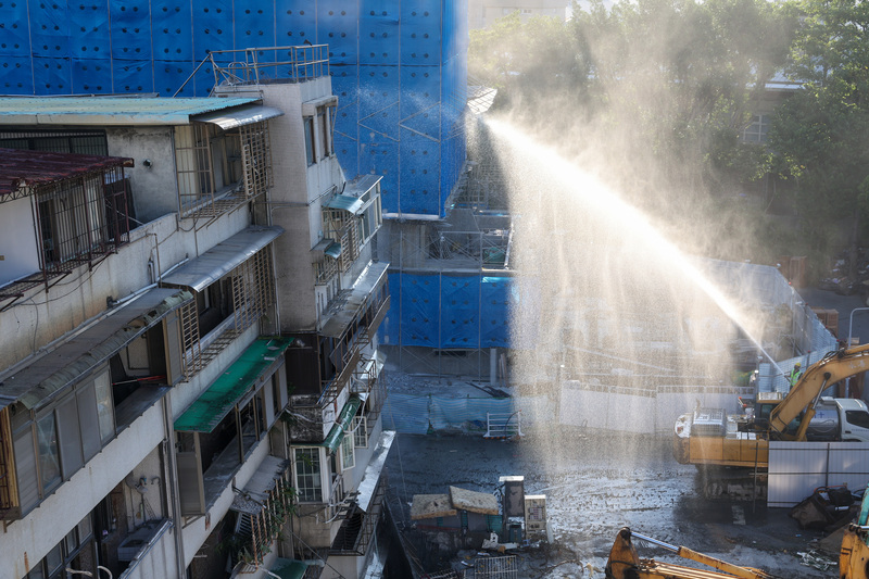 基泰建設施工不當造成台北市大直街民宅下陷，北市府26日上午執行拆除作業，現場防護措施包含架設帆布與防塵網，也出動灑水車減少工地粉塵。 (圖：中央社)
