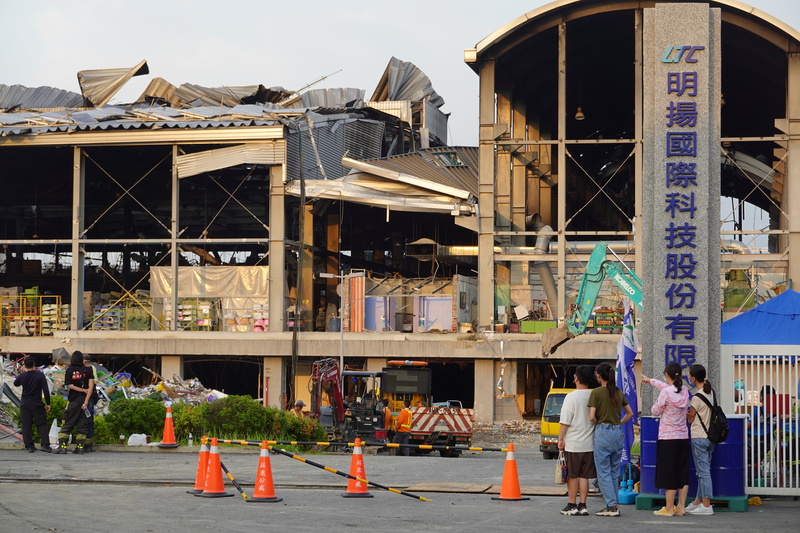 明揚工廠爆炸意外，搜救行動進入第5天，仍有1名傅姓員工沒有下落，家屬憂心幾乎全天在工廠外守候，等待消息，希望快點找到人。(圖：中央社)