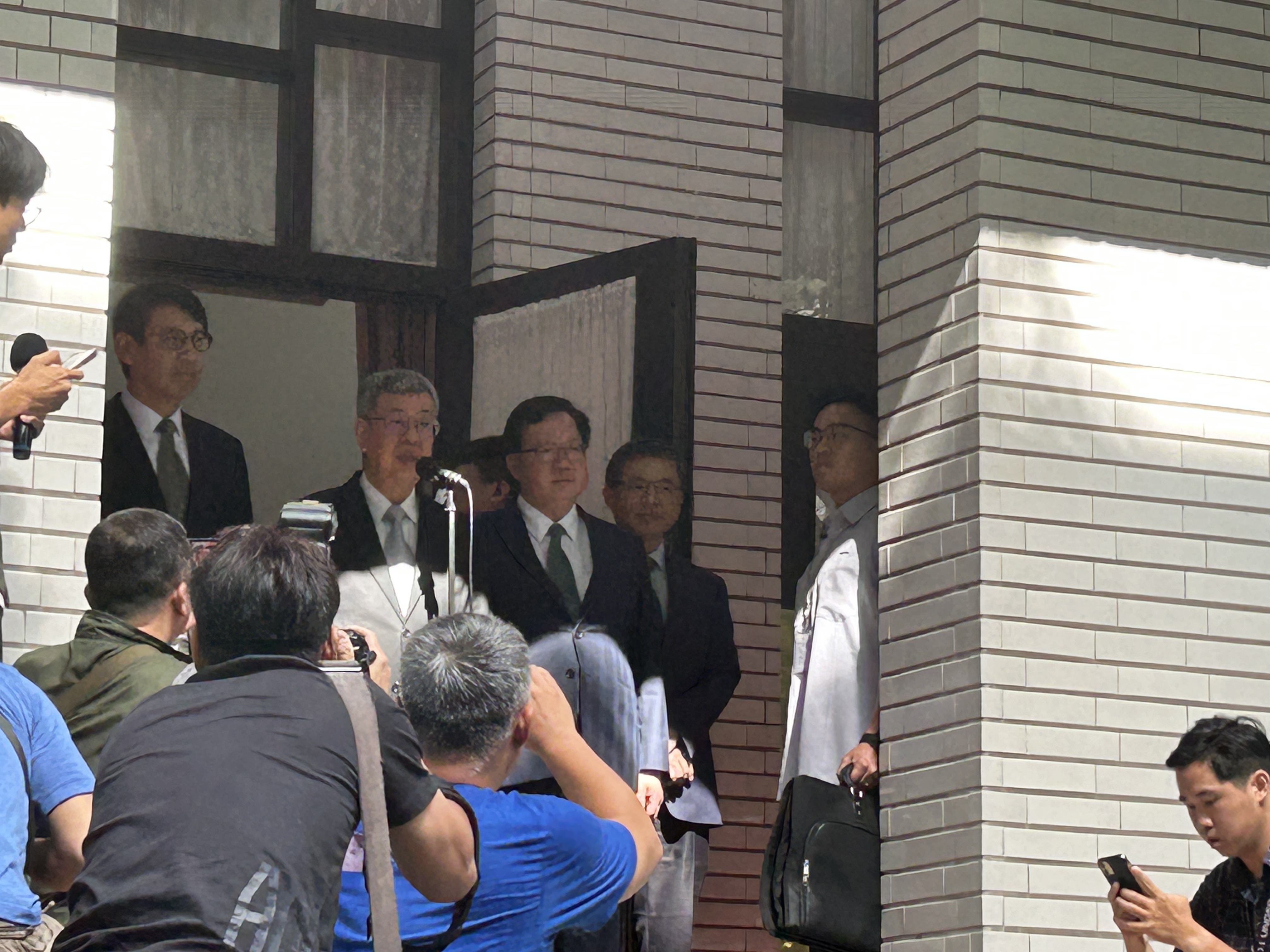 行政院長陳建仁26日赴立法院會進行施政報告，會前接受媒體聯訪。(林詠青 攝)