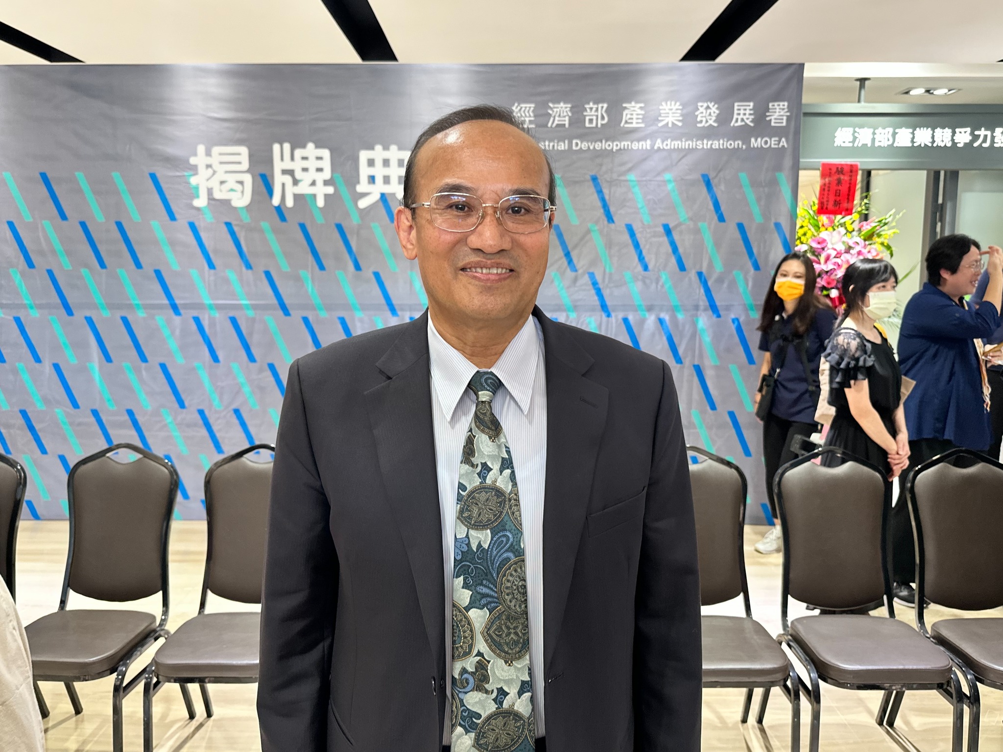 經濟部產業發展署署長連錦漳30日指出，產創展延修法方向除了將納入AI、淨零相關投資外，考量這些領域投資成本較高，現正考慮將投資支出金額10億元的上限門檻上修。(資料照/謝佳興 攝)