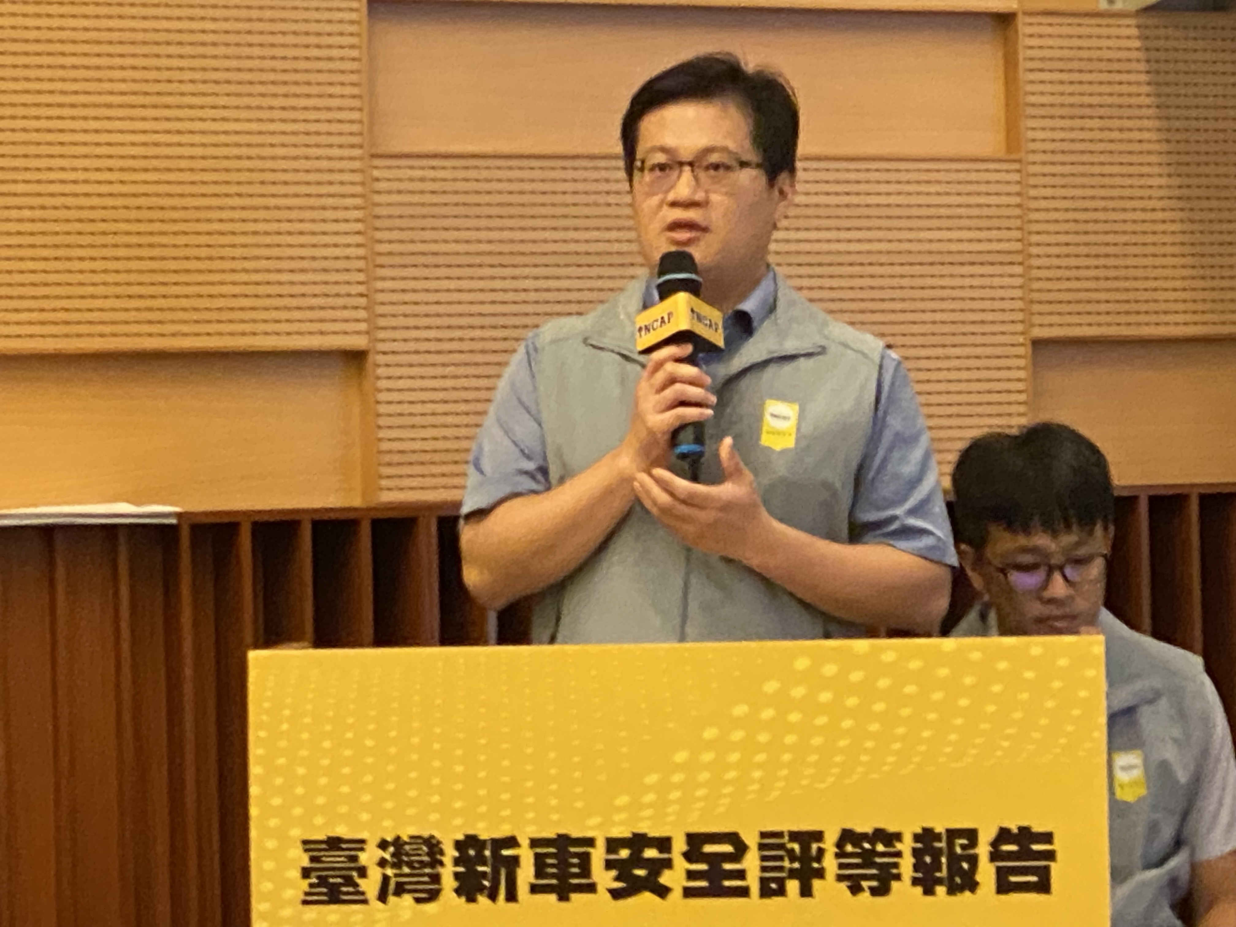 車安中心副理洪國益說明「台灣新車安全評等計畫(TNCAP)」第三季、針對FORD兩款車型FOCUS及KUGA進行的安全評等結果。(吳琍君攝)