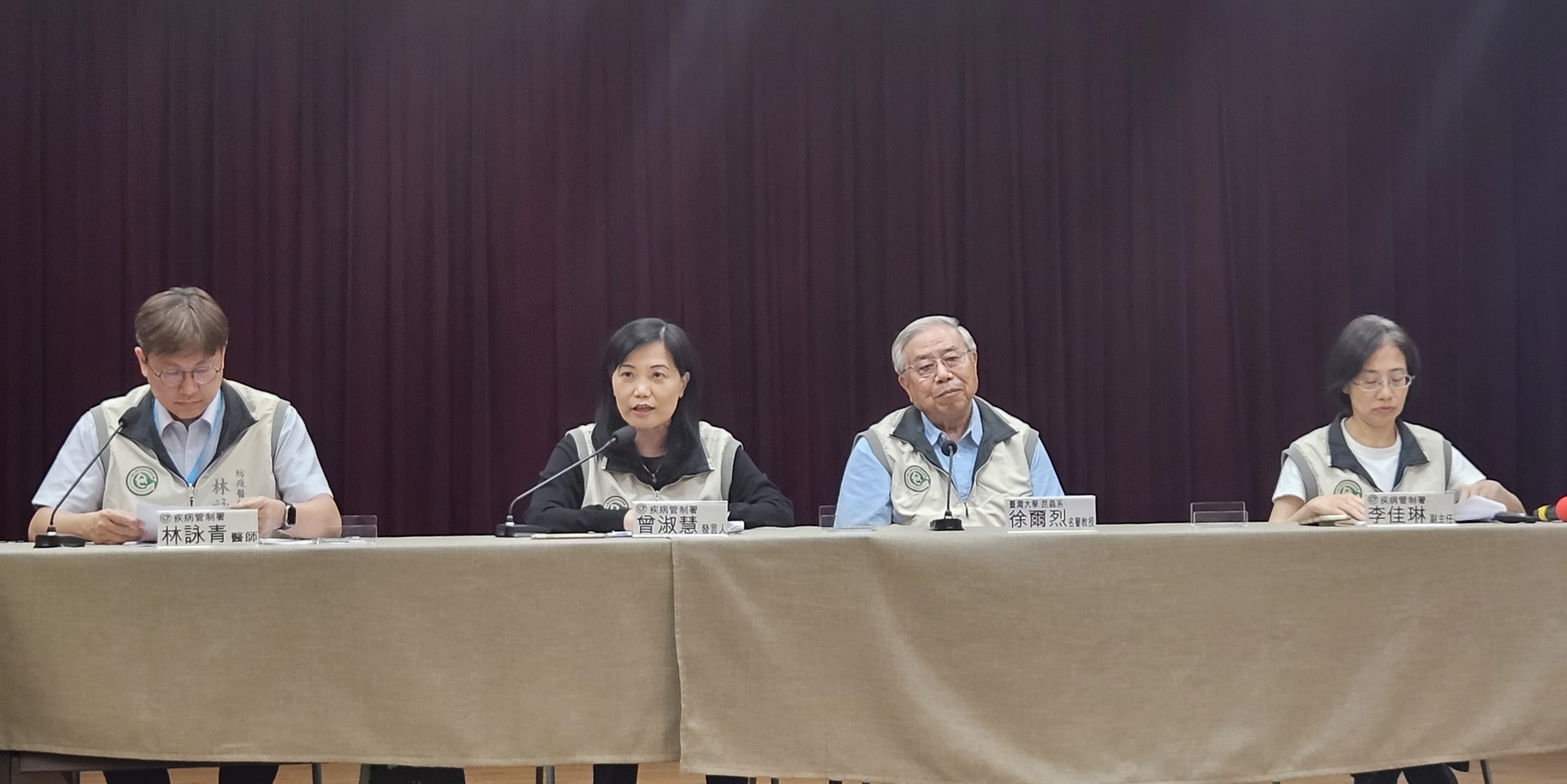 曾淑慧(左2)26日表示，預估10/2流感疫苗開打後，疫情就會下降。(劉品希 攝)