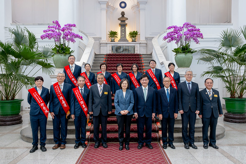 蔡英文總統今天(26日)接見「國際同濟會台灣總會理監事首席及全國十大傑出農業專家」(圖：總統府)