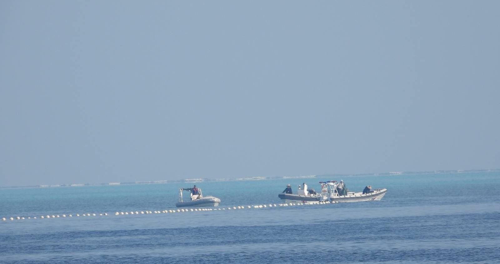 中國在南海黃岩島(Scarborough Shoal)部署的浮動屏障。(圖:菲海防隊)