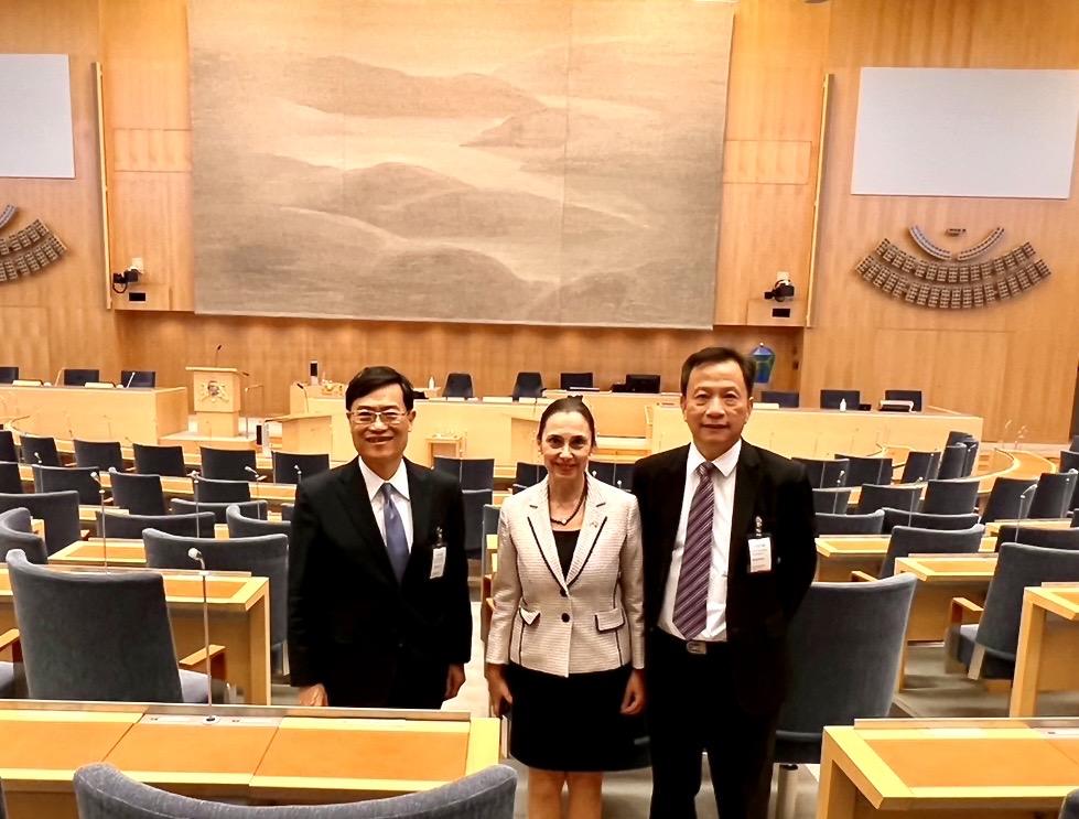 經濟部次長陳正祺(左)受邀赴瑞典國會發表「臺灣為可信賴之全球供應鏈夥伴」專題演講，圖中為「台灣瑞典國會議員協會」歐柏莉主席。（駐瑞典代表處提供）